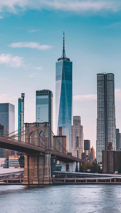 One World Trade Center manzaralı Aşağı Manhattan silüeti - Amerika yatırım danışmanlık hizmetleri